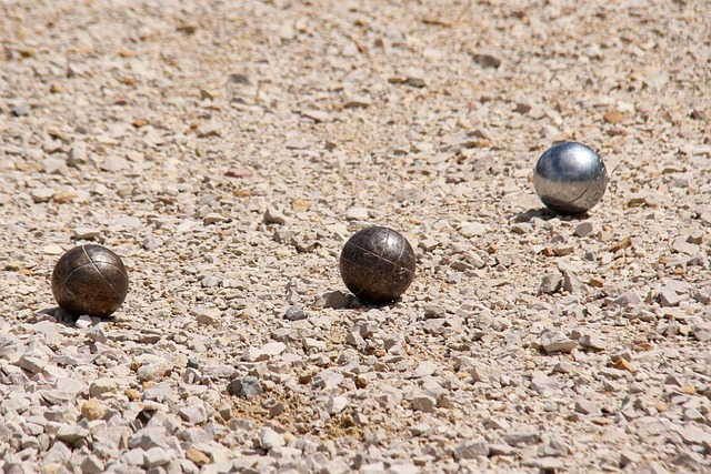Photo de boules de pétanque sur les graviers