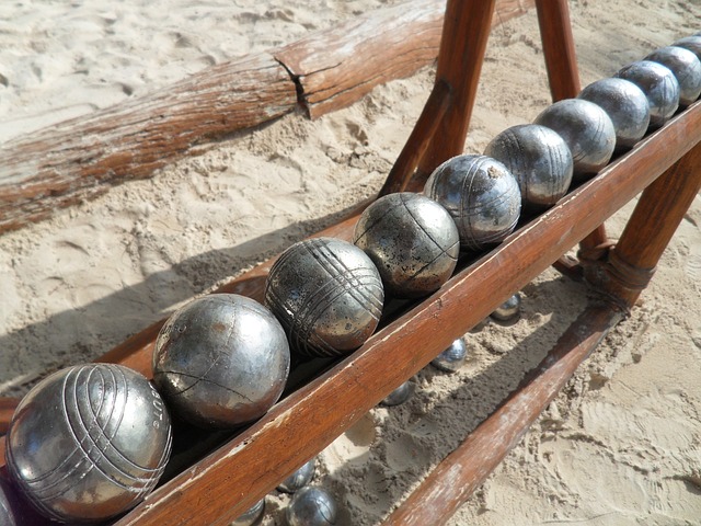 Rack de boules de différentes boules de pétanque
