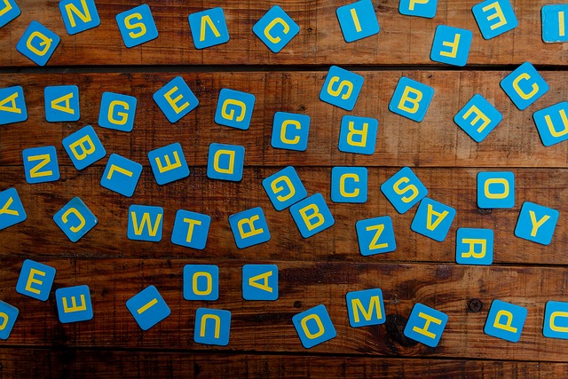 Lettres disposées sur une table